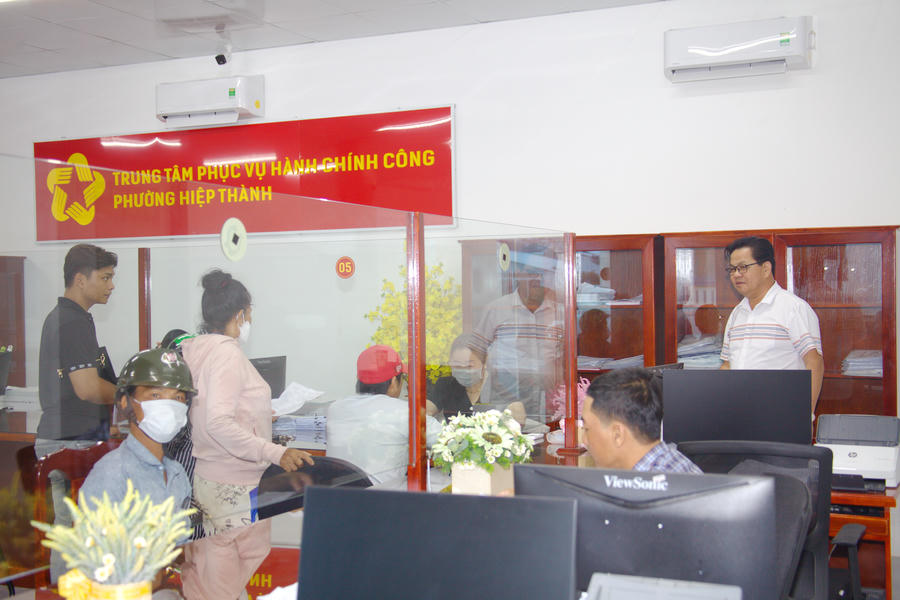 Người dân thực hiện thủ tục hành chính tại Trung tâm Phục vụ hành chính công phường Hiệp Thành, tỉnh Cà Mau.