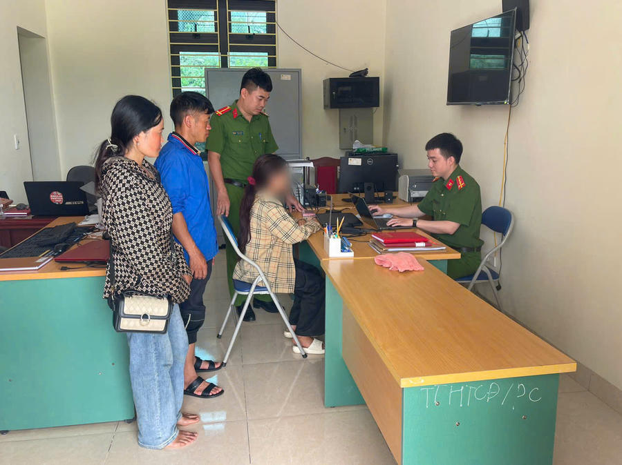 Công an xã Bản Xèo tuyên truyền, động viên em S.T.S trở về nhà.