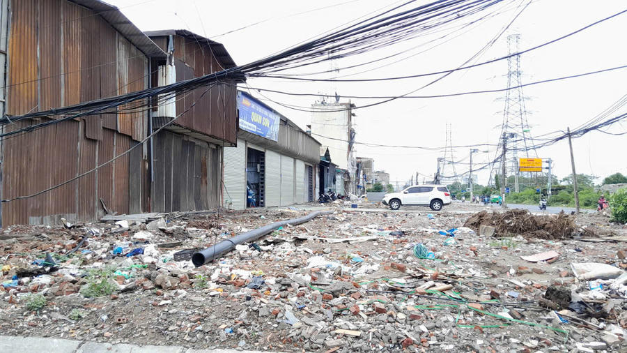 Trao đổi với Phóng viên, một người dân khu vực cho hay: "Dự án đã có từ lâu, nhưng chậm tiến độ nhiều năm, đến nay dự án tái khởi động chúng tôi mong muốn tuyến đường sớm hoàn thiện để người dân khu vực đi lại thuận tiện cũng như giao thông toàn tuyến đường đỡ ùn tắc".
