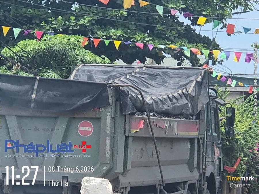 Thông báo của UBND phường Hoàng Quế yêu cầu các đơn vị vận tải chạy theo giờ và qua 11h trưa không được chạy nhưng ghi nhận thực tế càng về trưa thì lượng xe tải chạy ra vào điểm mỏ ngày càng đông.