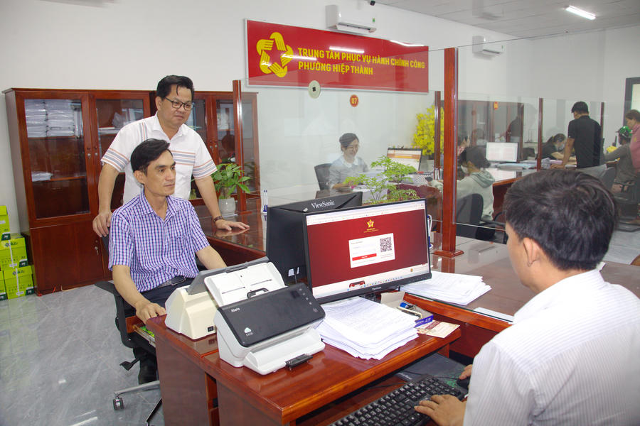Lãnh đạo phường Hiệp Thành kiểm tra, giám sát hoạt động tại Trung tâm Phục vụ hành chính công.