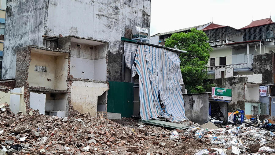 Việc giải phóng mặt bằng đến nay chưa hoàn tất, bên cạnh tuyến đường đã xuất hiện những ngôi nhà "siêu mỏng", diện tích chỉ vài m2.