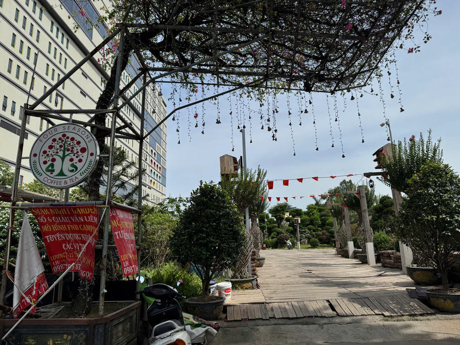 “Four Seasons Coffee”, được quảng bá là khu vui chơi kết hợp cà phê giải trí với diện tích khoảng 14.000m2 được xây dựng trên đất nông nghiệp.