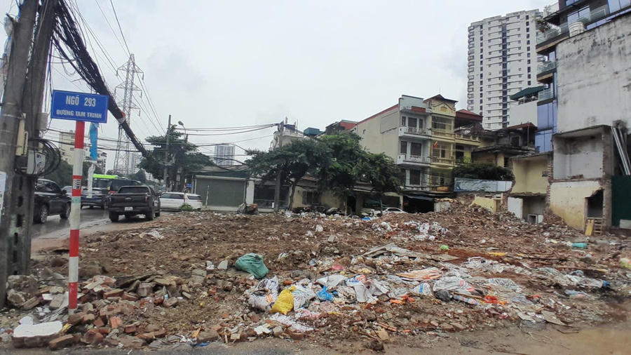 Mặt ngõ 293 đường Tam Trinh đã giải phóng mặt bằng, tuy nhiên tại mặt ngõ này lại xuất hiện những căn nhà "siêu mỏng".
