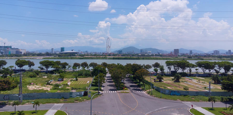 Khu đất nằm đối diện với bờ tây sông Hàn - nơi có tổ hợp giải trí Danang Downtown, Cung Thể thao Tiên Sơn, dự án Công viên công cộng phía bắc đường Phan Đăng Lưu..., hình thành không gian văn hóa - du lịch đôi bờ sông Hàn. Khu đất nằm đối diện với bờ tây sông Hàn - nơi có tổ hợp giải trí Danang Downtown, Cung Thể thao Tiên Sơn, dự án Công viên công cộng phía bắc đường Phan Đăng Lưu..., hình thành không gian văn hóa - du lịch đôi bờ sông Hàn.