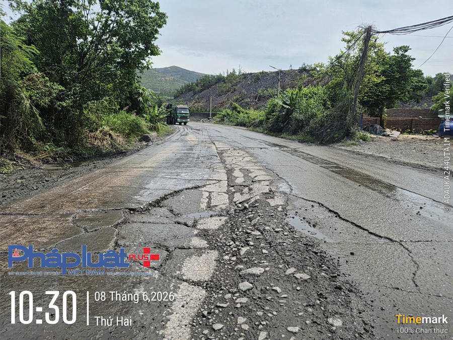 Nhiều đoạn đường bị xuống cấp, bề mặt bê tông bị đứt gãy, nham nhở tiềm ẩn nguy cơ mất an toàn.
