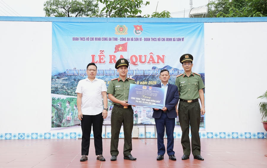 Đại diện Ban Thanh niên Công an tỉnh Tuyên Quang trao biển tượng trưng hỗ trợ kinh phí xây dựng công trình thanh niên “Thắp sáng đường biên” tặng xã Sơn Vĩ.