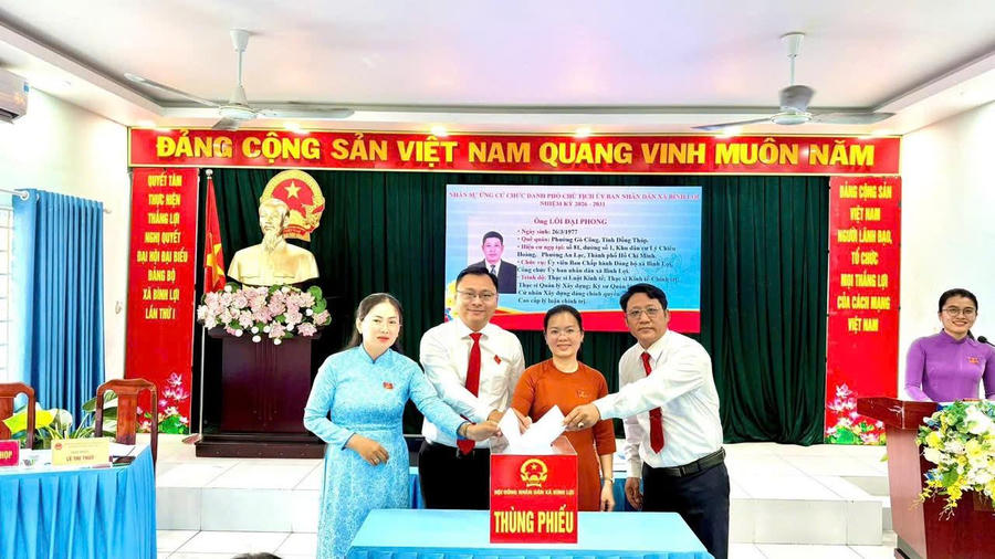 Các đại biểu bỏ phiếu tại kỳ họp.