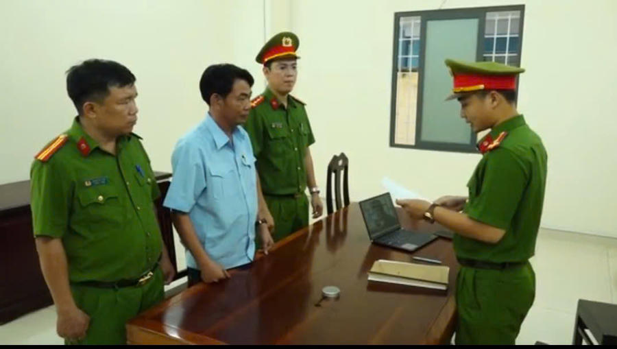 Bắt đối tượng sử dụng 2 máy đào khai thác đất trái phép, thu lợi bất chính hàng trăm triệu đồng.