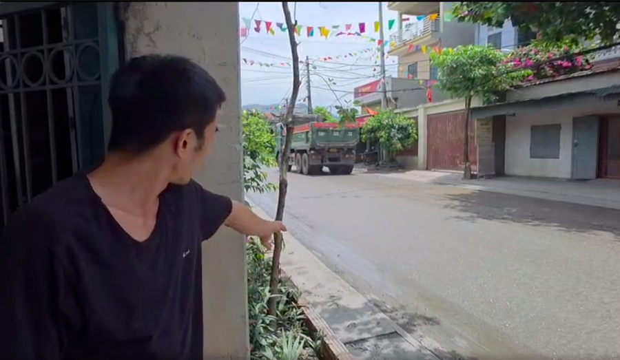 Anh Đặng Văn Mạnh (tổ 11 xóm Đoàn Kết, phường Hoàng Quế) bức xúc về tình trạng xe tải chở đất đá khiến cho nhà cửa, cây cối hoa màu bám đầy bụi cuộc sống bị đảo lộn bởi bụi, tiếng ồn.