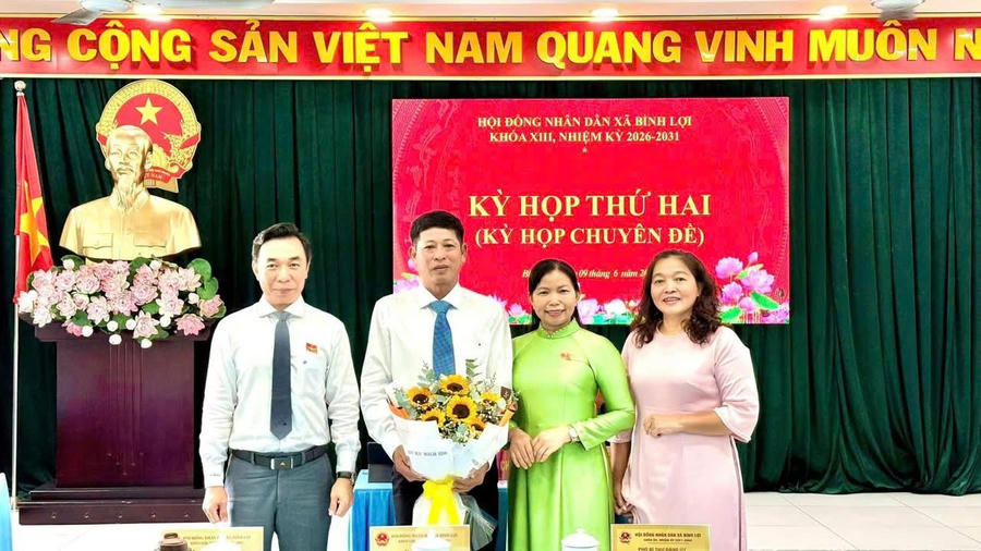 Lãnh đạo xã Bình Lợi tặng hoa chúc mừng tân Phó Chủ tịch UBND xã Lôi Đại Phong