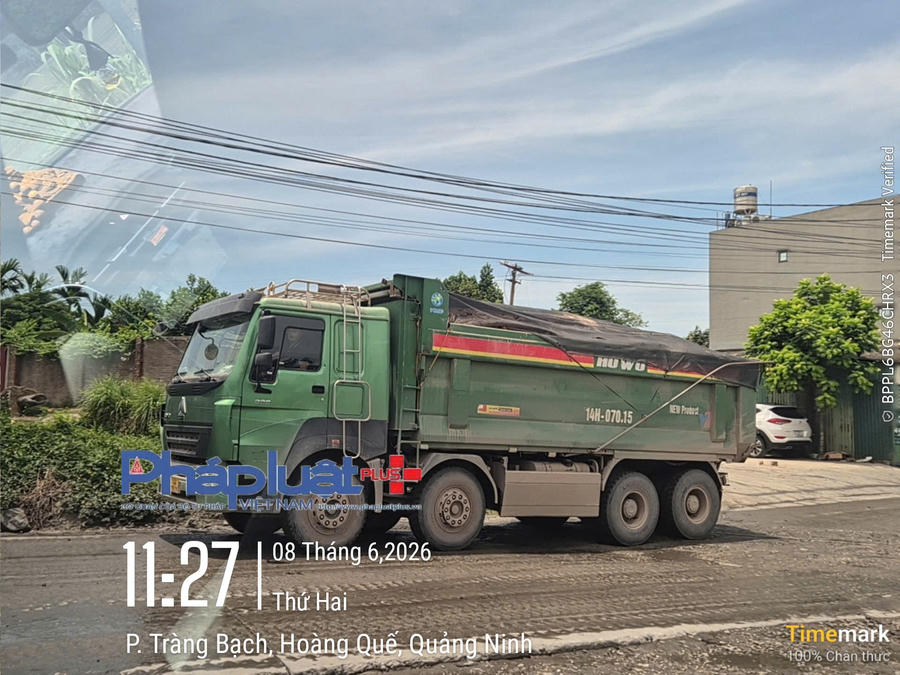 Thông báo của UBND phường Hoàng Quế yêu cầu các đơn vị vận tải chạy theo giờ và qua 11h trưa không được chạy nhưng ghi nhận thực tế càng về trưa thì lượng xe tải chạy ra vào điểm mỏ ngày càng đông.