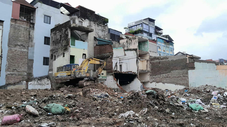 Ghi nhận của phóng viên hàng loạt công trình, nhà dân nằm trong phạm vi dự án đã và đang được tháo dỡ.