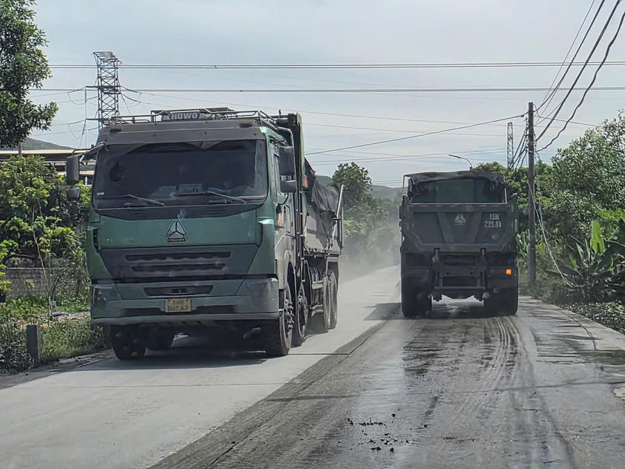 Từng đoàn xe tải nối đuôi nhau vào khu dân cư khiến cho cuộc sống của người dân nơi đây bị đảo lộn, nguy cơ mất an toàn giao thông.