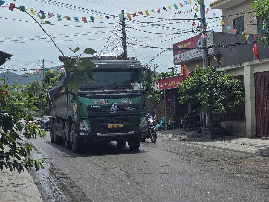 Từng đoàn xe tải nối đuôi nhau vào khu dân cư khiến cho cuộc sống của người dân nơi đây bị đảo lộn, nguy cơ mất an toàn giao thông.