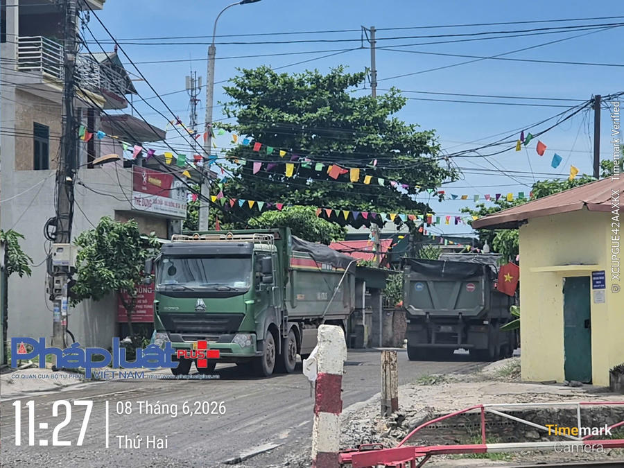 Thông báo của UBND phường Hoàng Quế yêu cầu các đơn vị vận tải chạy theo giờ và qua 11h trưa không được chạy nhưng ghi nhận thực tế càng về trưa thì lượng xe tải chạy ra vào điểm mỏ ngày càng đông.