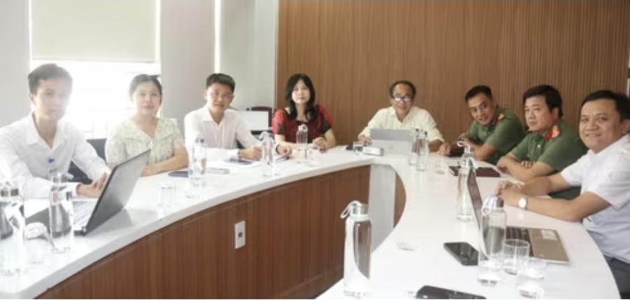 Các đơn vị, địa phương theo dõi diễn biến phiên đấu giá trực tuyến. Ảnh Hoàng Hiệp