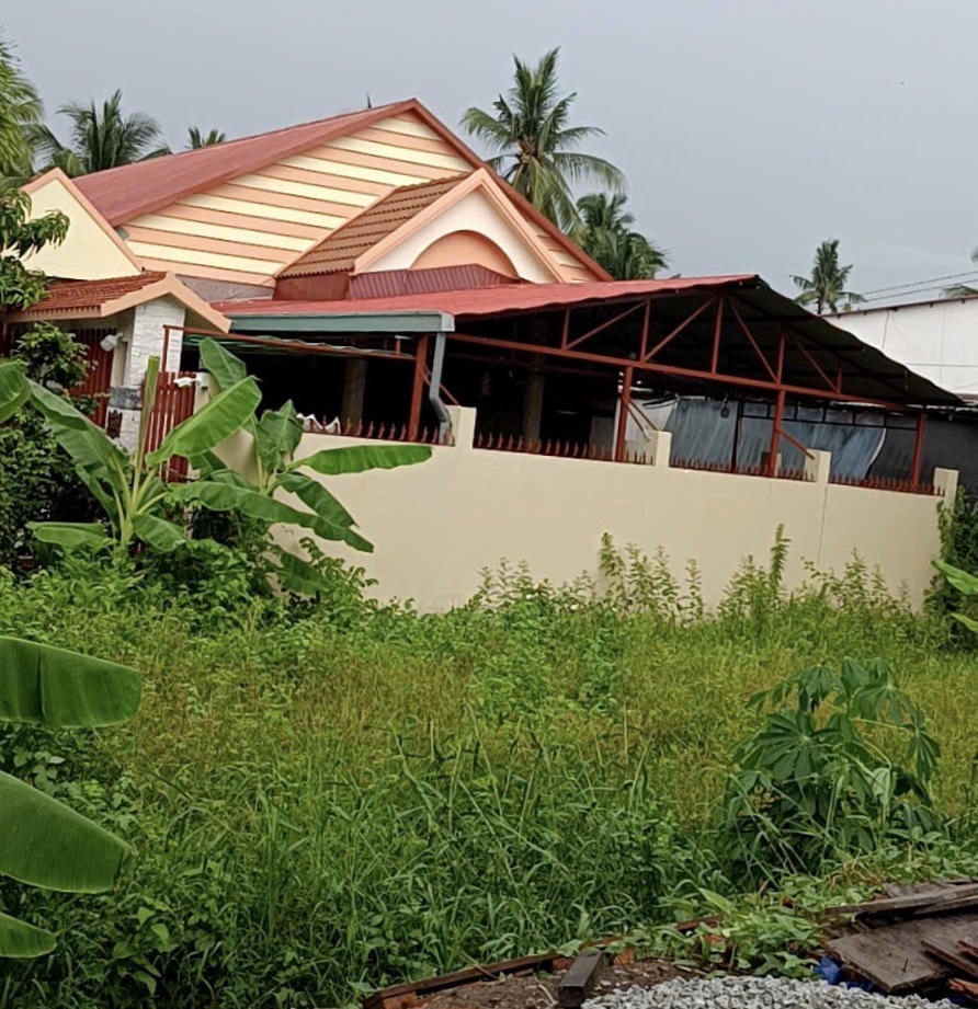 Trên thực tế, nhà đất từ trước đến nay vẫn do bà Linh quản lý, sử dụng; tiền bán bà cũng mới chỉ nhận một phần (1,5 tỷ đồng). Nhưng trên giấy tờ nhà đất của bà đã sang tên đổi chủ cho người thứ ba.