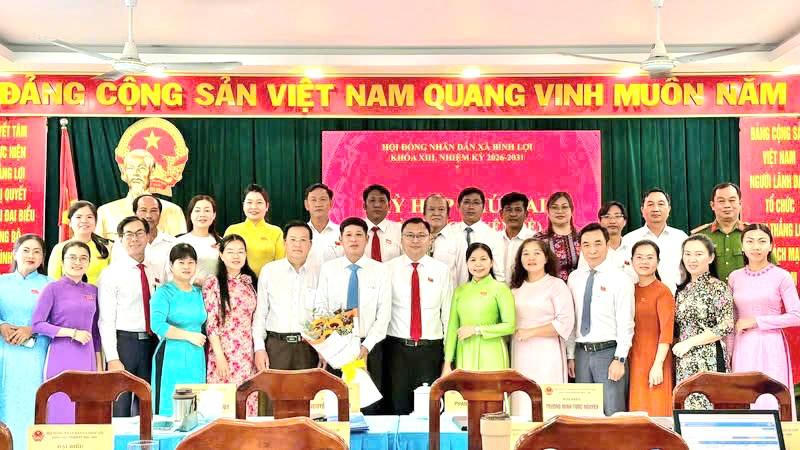 Các đại biểu tham dự kỳ họp chúc mừng tân Phó Chủ tịch UBND xã Bình Lợi Lôi Đại Phong
