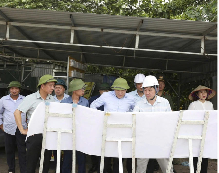 Lãnh đạo xã Sóc Sơn kiểm tra thực địa, đôn đốc Ban Quản lý Dự án Đầu tư - Hạ tầng đẩy nhanh tiến độ giải phóng mặt bằng.