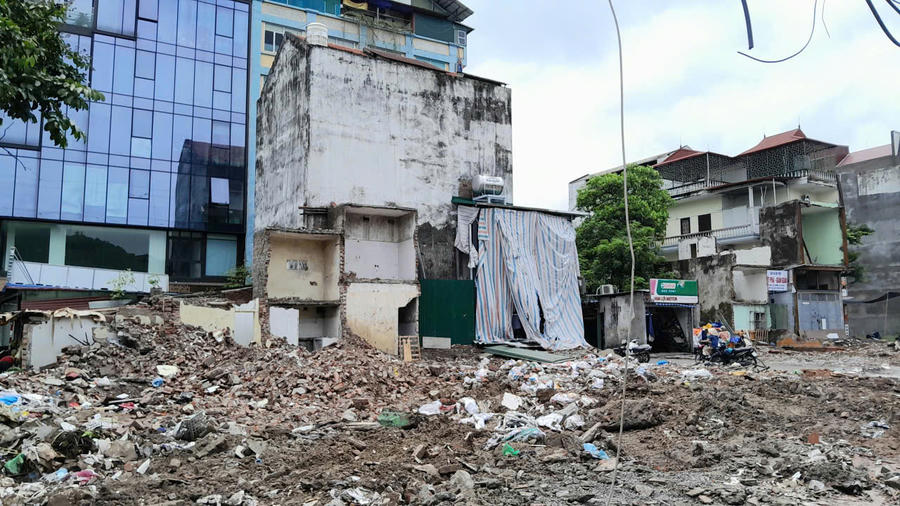 Sau khi công tác giải phóng mặt bằng cơ bản hoàn tất, dọc tuyến đường Tam Trinh đã xuất hiện một số căn nhà có hình thù bất thường làm dấy lên lo ngại về nguy cơ hình thành các ngôi nhà "siêu mỏng, siêu méo" ảnh hưởng đến mỹ quan đô thị và công tác quản lý xây dựng trong thời gian tới.