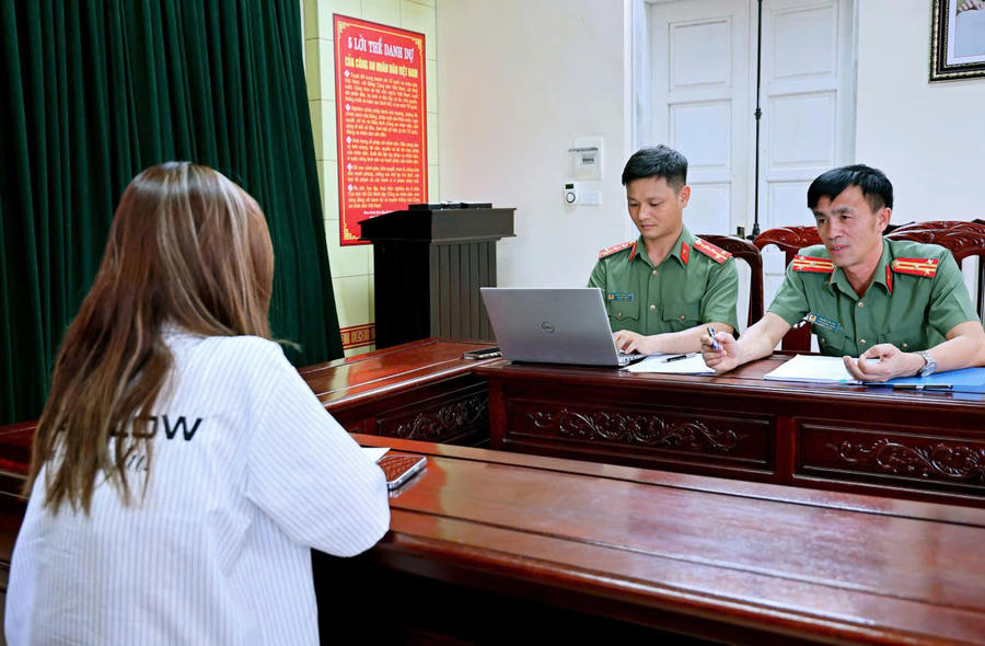Công an tỉnh Ninh Bình làm việc với L.Q.A về hành vi đăng tải thông tin sai sự thật liên quan đến các hiện tượng tâm linh khi du lịch tại địa phương. (Ảnh: Công an Ninh Bình)