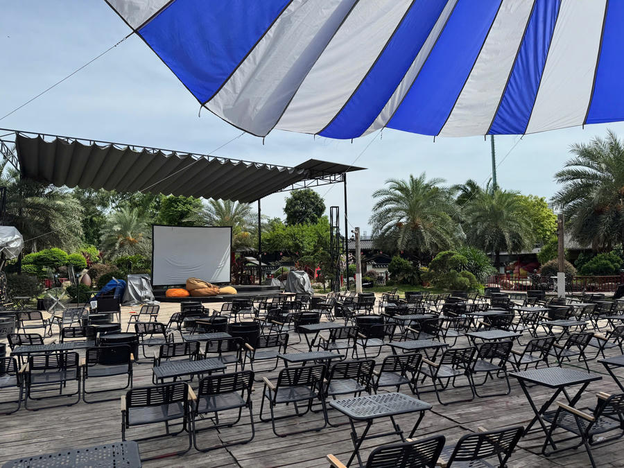 “Four Seasons Coffee”, được quảng bá là khu vui chơi kết hợp cà phê giải trí với diện tích khoảng 14.000m2 được xây dựng trên đất nông nghiệp.
