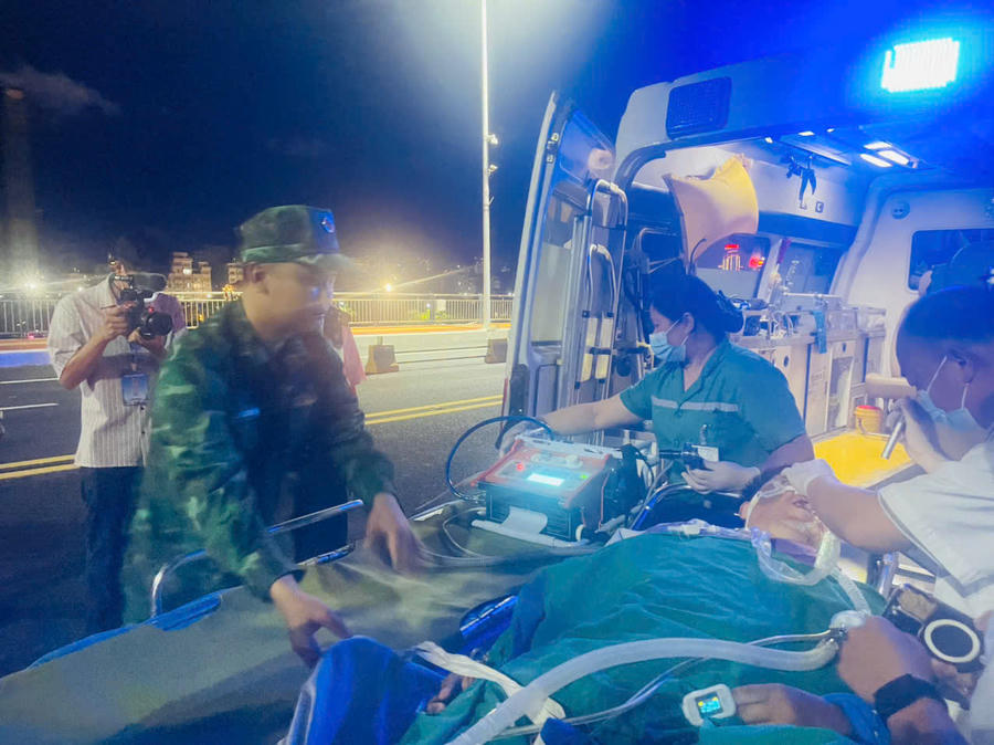 Đồn Biên phòng Cửa khẩu quốc tế Móng Cái phối hợp với lực lượng chức năng phía Trung Quốc triển khai cơ chế “luồng xanh” tại cửa khẩu nhằm hỗ trợ xe cứu thương vận chuyển bệnh nhân trong tình trạng khẩn cấp về nước điều trị.