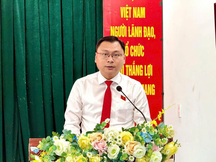 Ông Trương Minh Tước Nguyên, Bí thư Đảng ủy, Chủ tịch HĐND xã Bình Lợi phát biểu tại kỳ họp