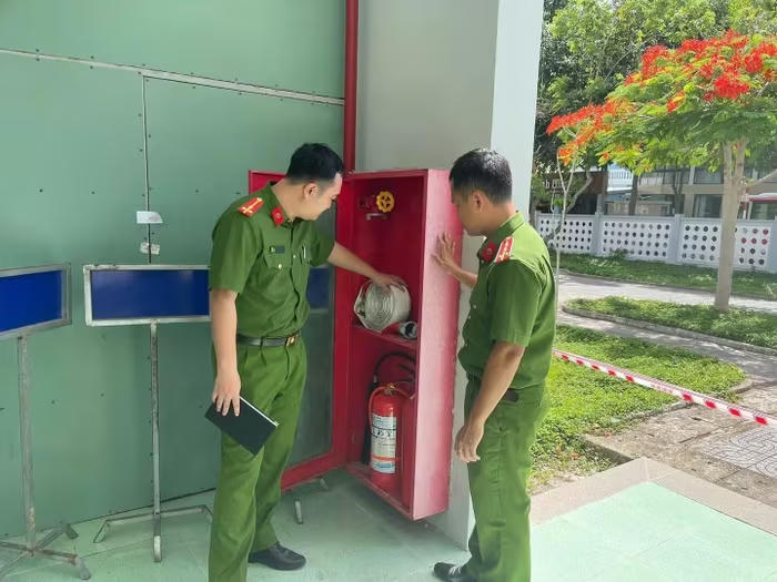 Cảnh sát PCCC&CNCH TP Hồ Chí Minh kiểm tra tại điểm thi. Nguồn CAND