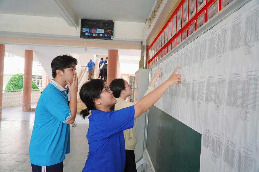 Các thí sinh đến làm thủ tục dự thi tại điểm thi Trường THPT Chuyên Huỳnh Mẫn Đạt (An Giang).