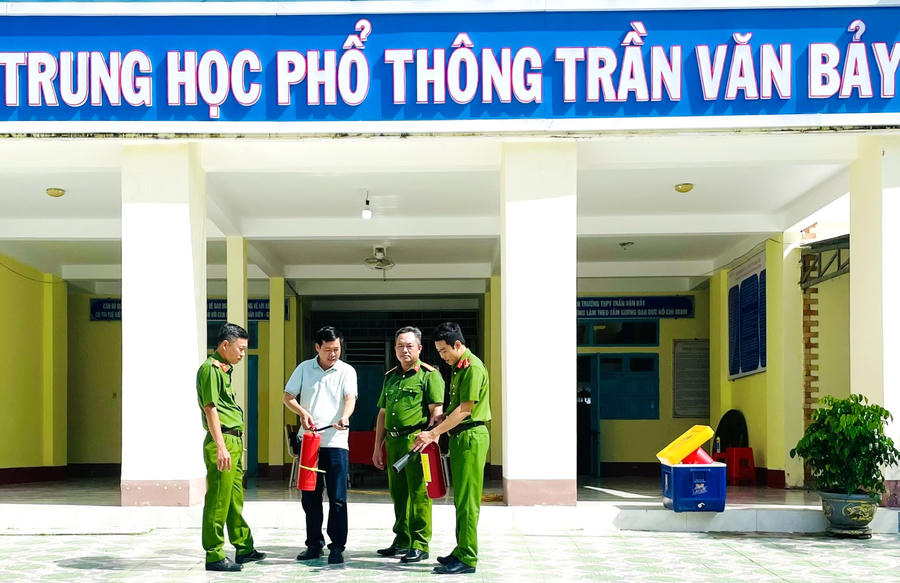 Cán bộ Phòng Cảnh sát Phòng cháy, chữa cháy và Cứu nạn, cứu hộ hướng dẫn công tác bảo đảm an toàn phòng cháy, chữa cháy tại điểm thi Trường THPT Trần Văn Bảy.