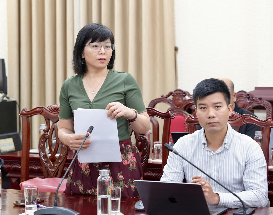Đồng chí Trần Ngọc Hà Phó Tổng biên tập và đại diện các đơn vị thuộc báo phát biểu.
