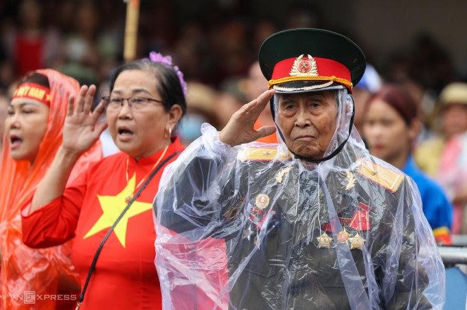 Một cựu chiến binh đội mưa, chào điều lệnh trong lễ diễu binh diễu hành mừng 80 năm Quốc khánh, tháng 9/2025. Ảnh: VnExpress.