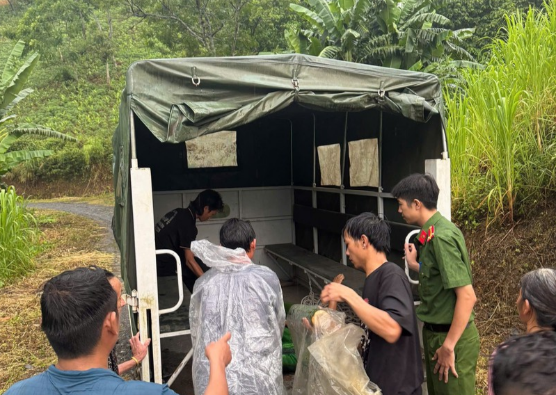 Công an xã Quảng Lâm dùng xe chuyên dụng hỗ trợ đưa chị S.T.N. đến cơ sở y tế kịp thời.