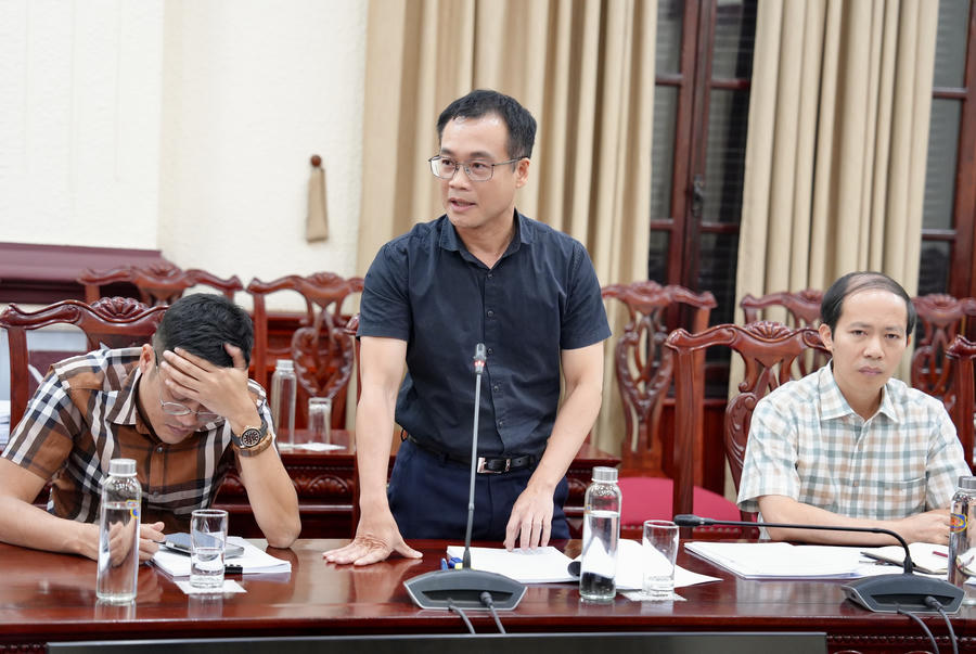 Đồng chí Trần Ngọc Hà Phó Tổng biên tập và đại diện các đơn vị thuộc báo phát biểu.