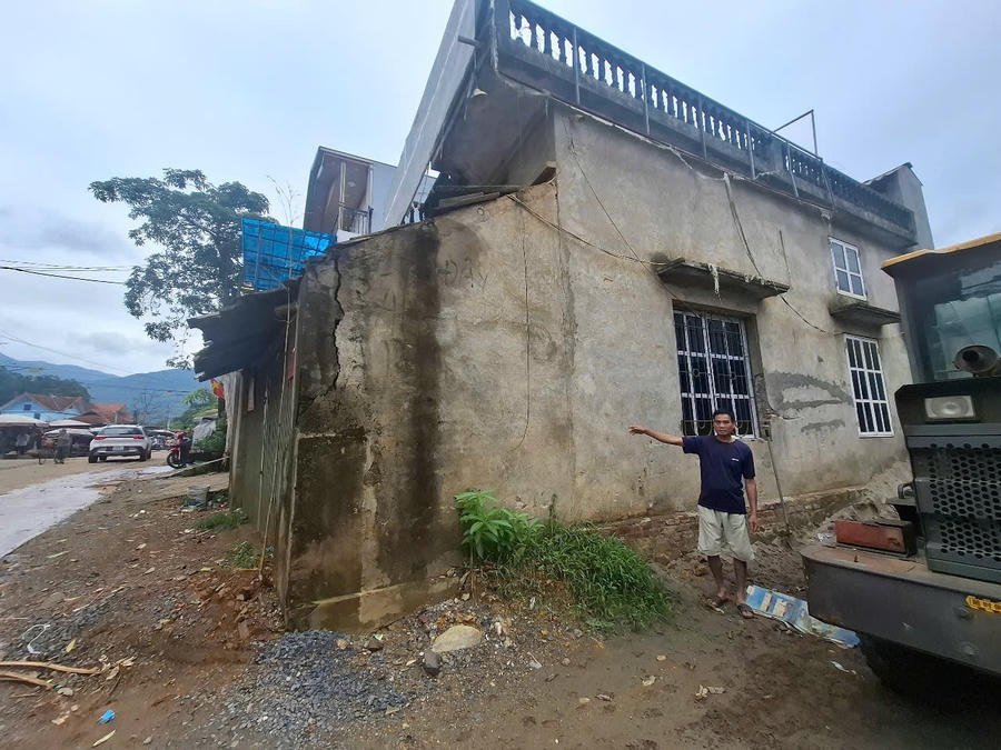 Ông Bùi Văn Tý chỉ cho PV ngôi nhà mà ông Bùi Văn Xướng xây dựng trên đất mượn của gia đình ông, căn nhà hiện đã xuống cấp do ông Xướng bỏ hoang, không ở từ năm 2017.