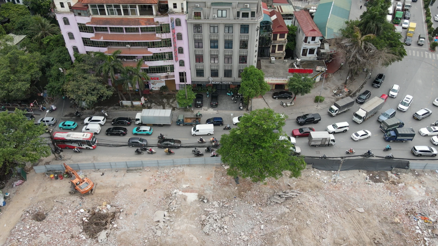 Theo ghi nhận của phóng viên, máy xúc, công nhân đang thực hiện phá dỡ công trình, thu dọn vật liệu và tạo mặt bằng sạch phục vụ thi công.