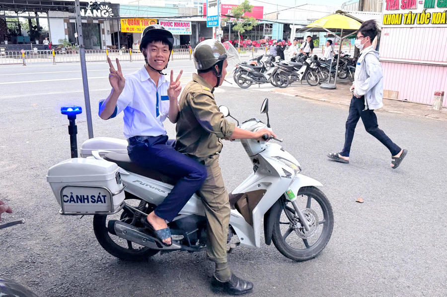 Em Nguyễn Khánh Tân (ngụ xã Vĩnh Mỹ), được hỗ trợ khi quên giấy báo dự thi tại điểm thi Trường THPT Lê Thị Riêng.