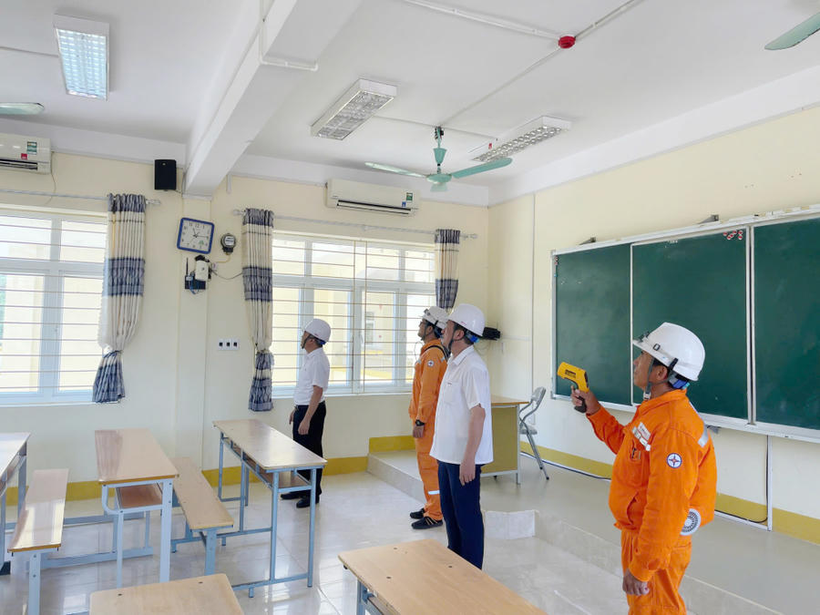 Công ty Điện lực Quảng Ninh kiểm tra các thiết bị điện tại điểm thi Trường THPT Quảng Hà (xã Quảng Hà).