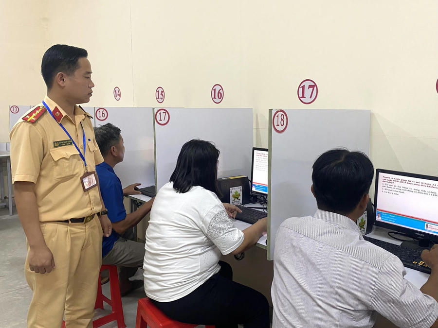 Đề xuất tăng câu hỏi lý thuyết sát hạch lái xe. Đề xuất tăng câu hỏi lý thuyết sát hạch lái xe.