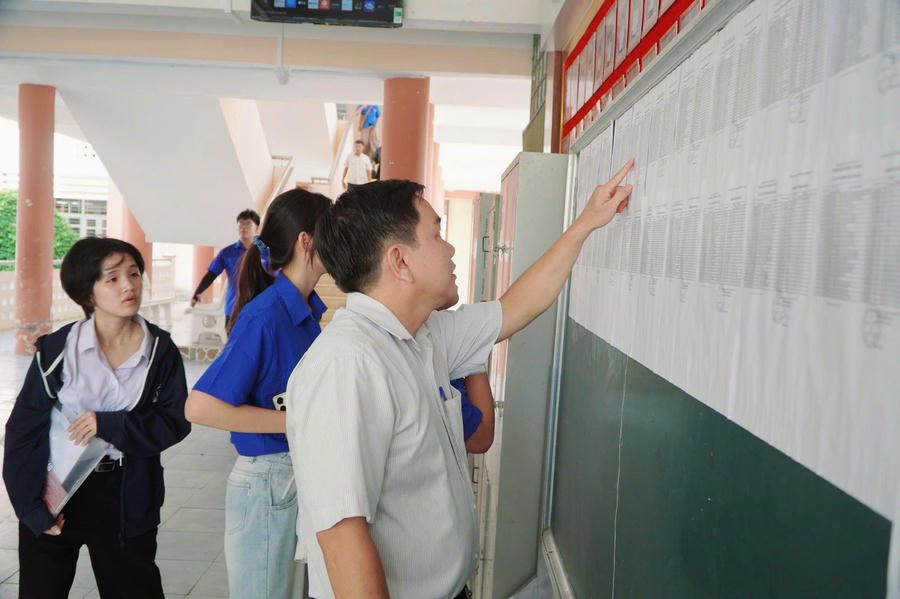 Các thí sinh đến làm thủ tục dự thi tại điểm thi Trường THPT Chuyên Huỳnh Mẫn Đạt (An Giang).
