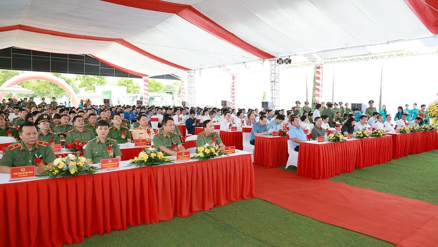 Các đại biểu dự buổi lễ.