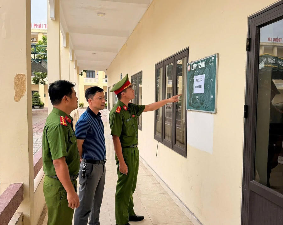Lực lượng chức năng Công an địa phương tiến hành kiểm tra tại các điểm thi. Ảnh: CA Hải Phòng.