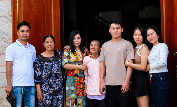 Một bức ảnh mẹ chụp lúc sinh thời cùng các con, các cháu (ảnh: Trọng Trung).
