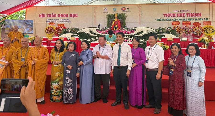 Các đại biểu chụp ảnh lưu niệm tại Hội thảo khoa học cấp quốc gia. 