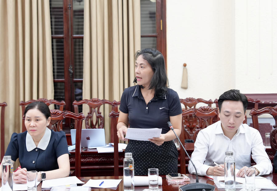 Đồng chí Trần Ngọc Hà Phó Tổng biên tập và đại diện các đơn vị thuộc báo phát biểu.