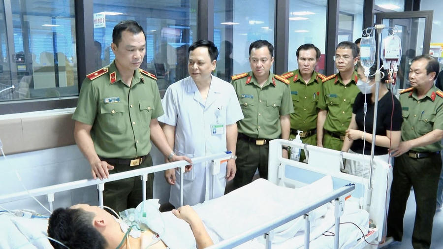 Thiếu tướng Tô Anh Dũng, Giám đốc Công an tỉnh cùng lãnh đạo Công an tỉnh thăm hỏi, động viên Trung tá Khánh và gia đình. (Ảnh: CATH)