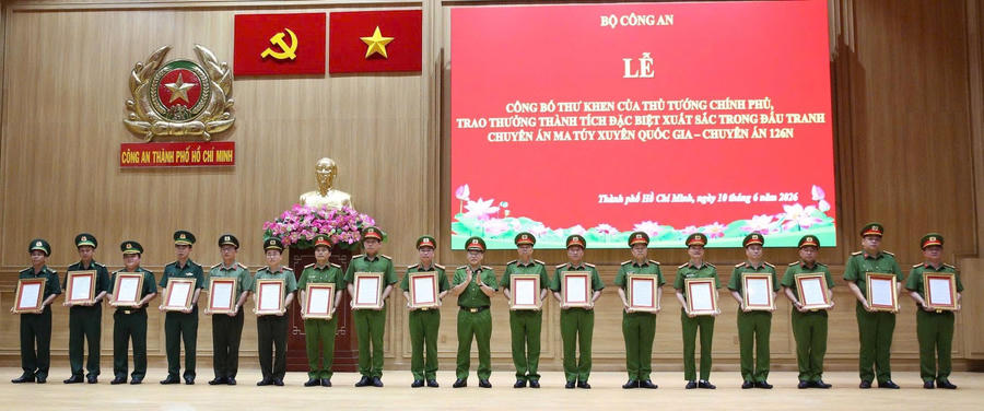 Lãnh đạo Bộ Công an khen thưởng các cá nhân, tập thể có thành tích xuất sắc trong việc đấu tranh, triệt phá thành công chuyên án.