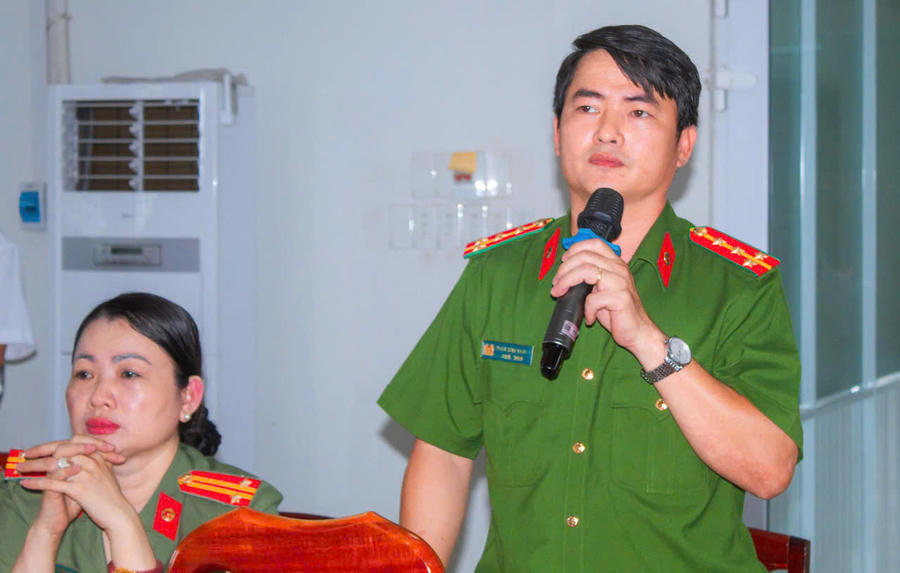 Đại biểu Công an phường Trảng Dài phát biểu ý kiến tại buổi sinh hoạt chuyên đề.